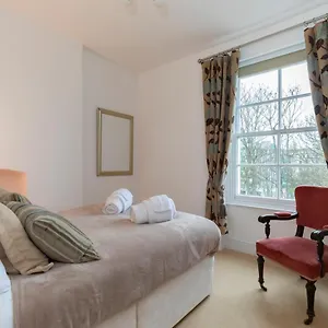 High Columns - Superb 2 Beds 2 Baths And Free Parking Apartment Cheltenham